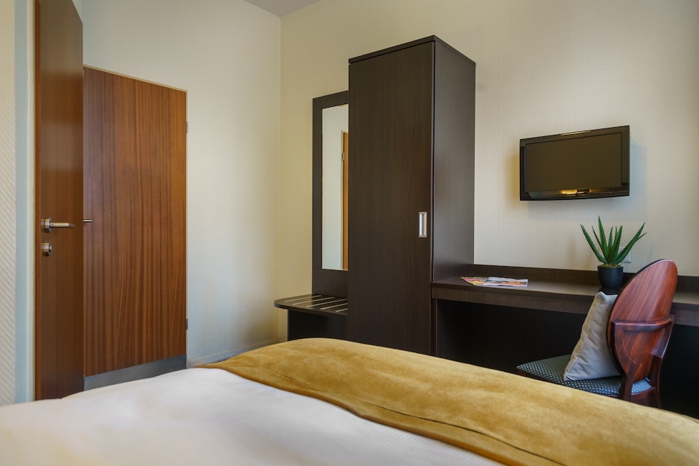 Basic Double Room, 1 Queen Bed