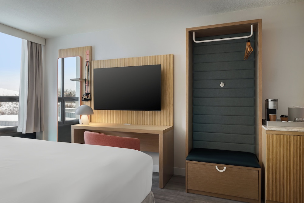 Standard Room, 1 King Bed, Mobility Accessible photo 2
