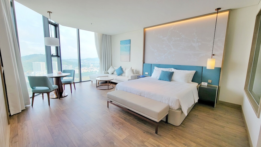 Premier Studio Suite, 1 Bedroom, Non Smoking, Partial Ocean View
