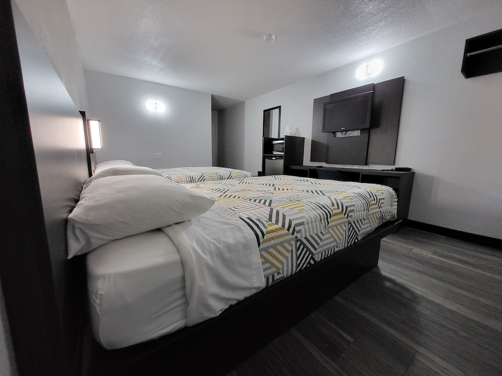 Deluxe Room, 2 Double Beds, Smoking, Refrigerator & Microwave photo 3