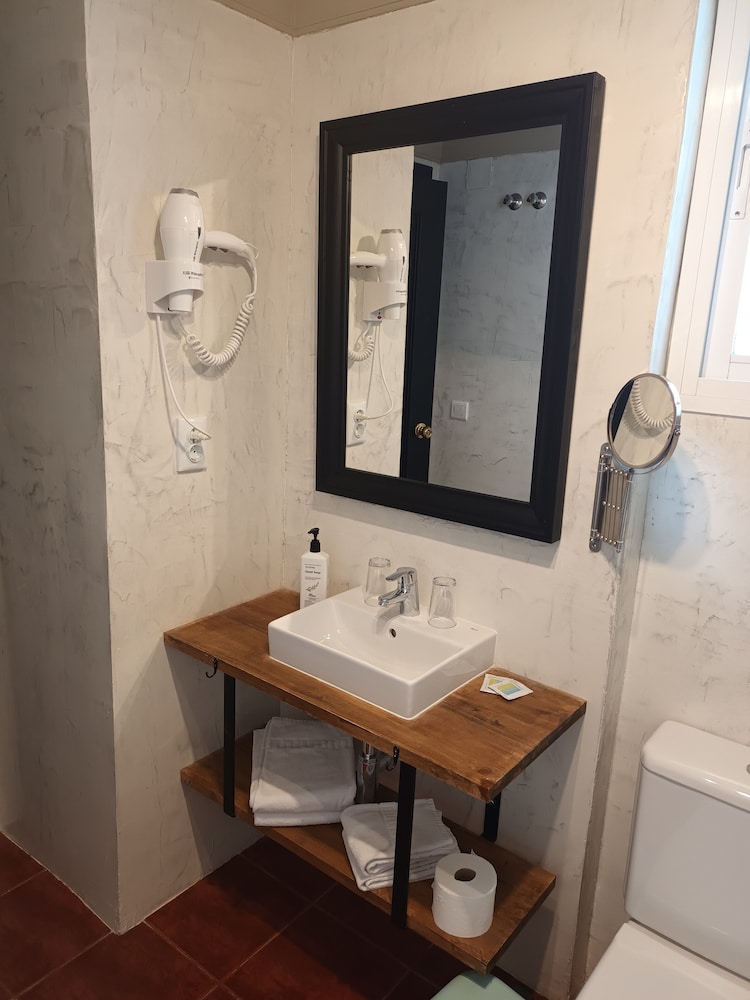 Standard Twin Room - Photo 4