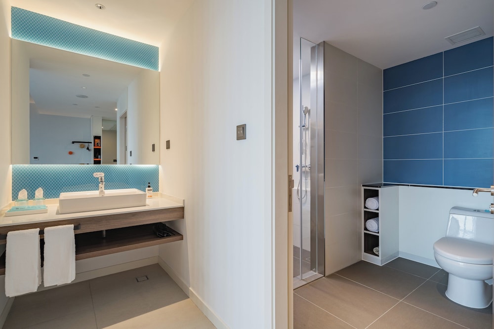 Standard Room, 1 King Bed (High Floor, Extra Floor Space) - Photo 3