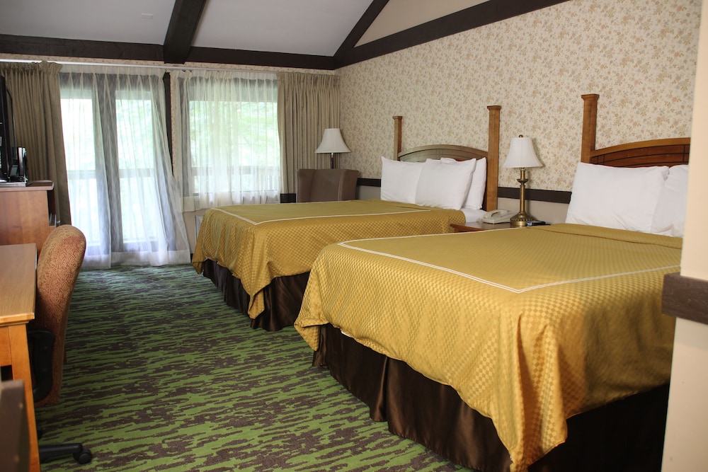 Classic Double Room, 2 Queen Beds, Refrigerator & Microwave