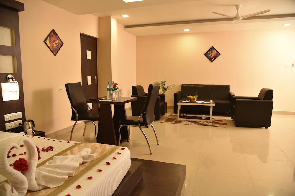 Premium Room, 1 King Bed photo 3