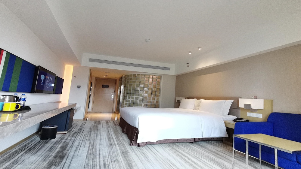 Standard Room, 1 King Bed (Extra Floor Space, High Floor) photo 3