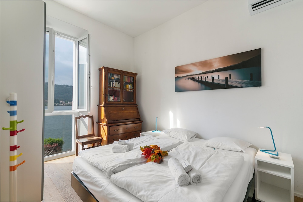 Standard House, Multiple Bedrooms, Lakeside (Mica Aurea Morcote)