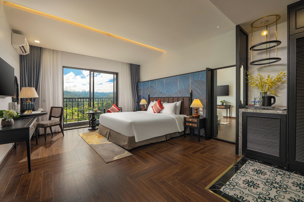Premier Valley View King Bed with Balcony