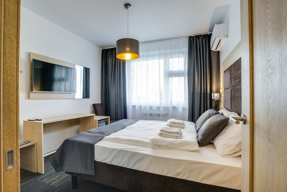 Suite, 1 King Bed, Hot Tub (5)