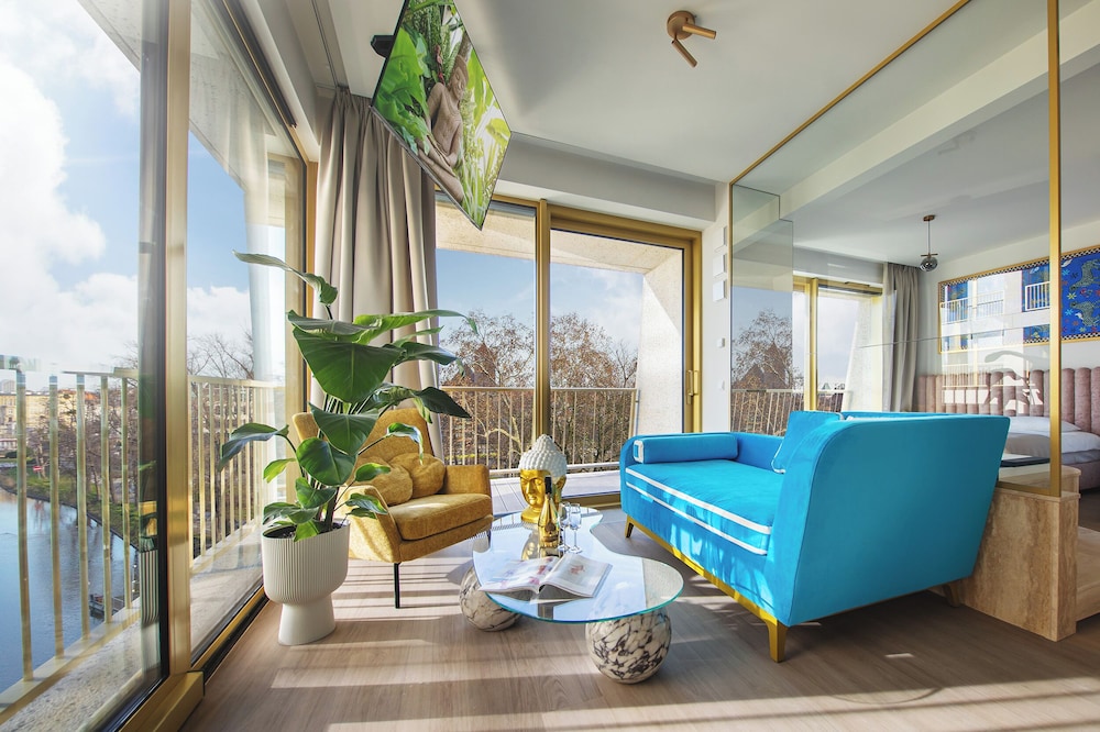 Suite with jacuzzi with river view photo 1