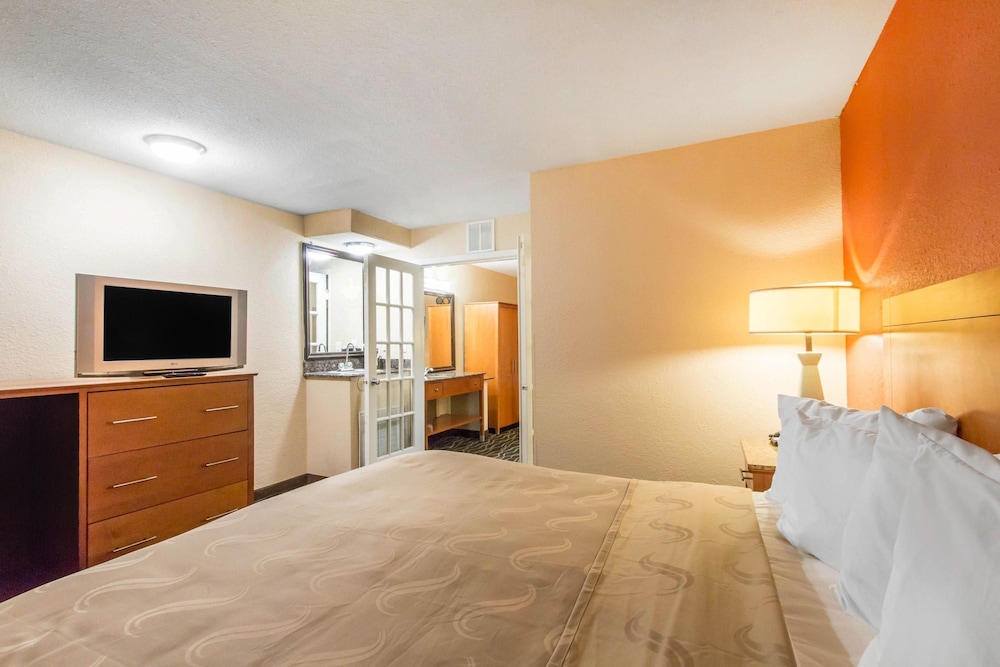 Suite, Multiple Beds, Non Smoking - Photo 7