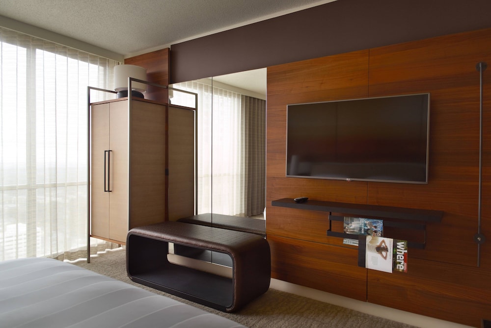 Classic Room, 1 King Bed (Mobility/Hearing Accessible, Tub) photo 2