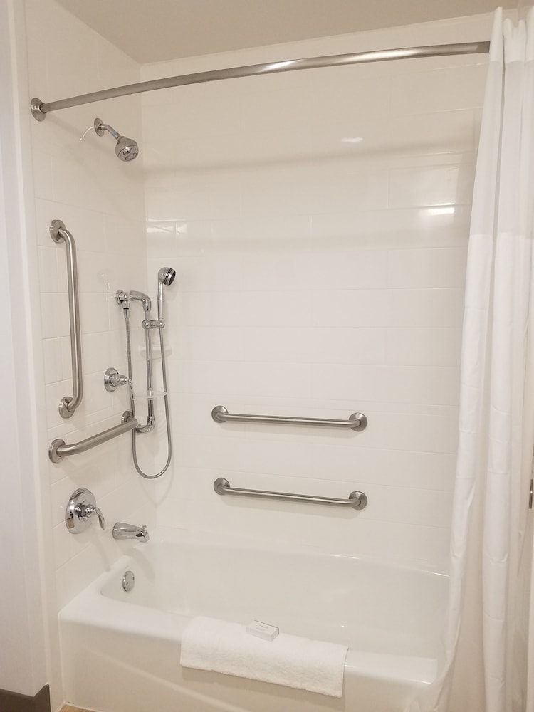 Room, 2 Queen Beds, Accessible, Bathtub (Mobility & Hearing) photo 3