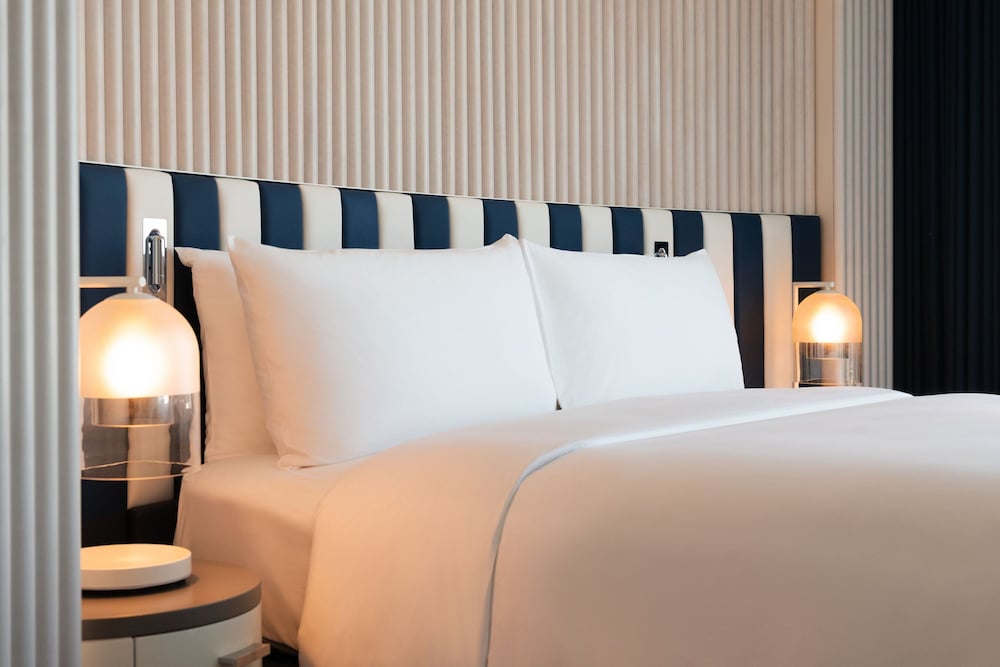 Deluxe Room, 1 King Bed, Harbor View thumbnail 5
