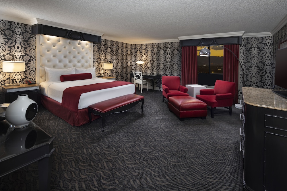 One Bedroom Parlor Suite - Photo 3