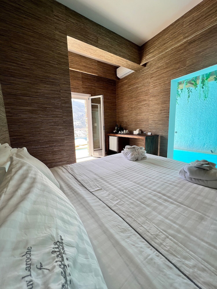 Deluxe with Cave Pool photo 2