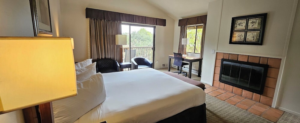 Superior Room, 1 King Bed photo 3