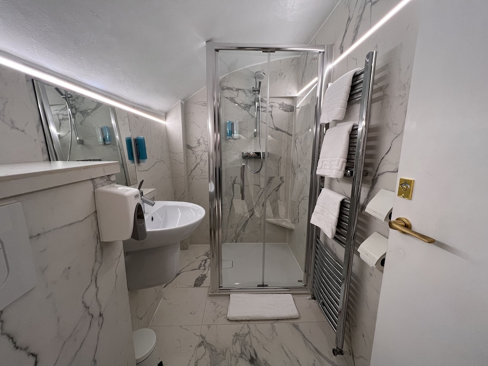 Basic Single Room, Shared Bathroom photo 2