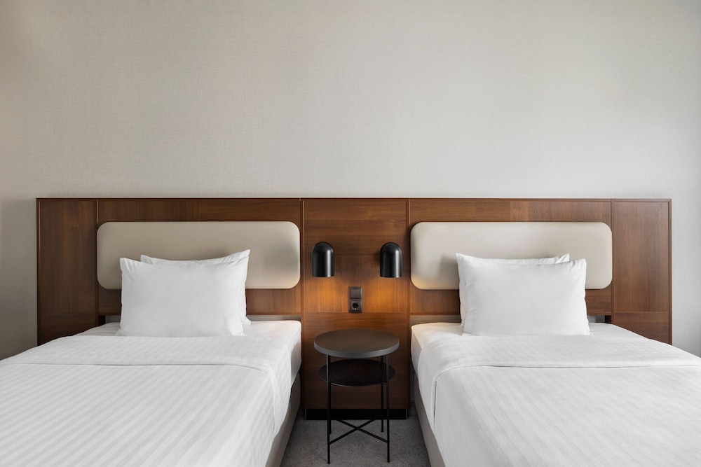 Superior Room, 2 Twin Beds, Courtyard View thumbnail 5
