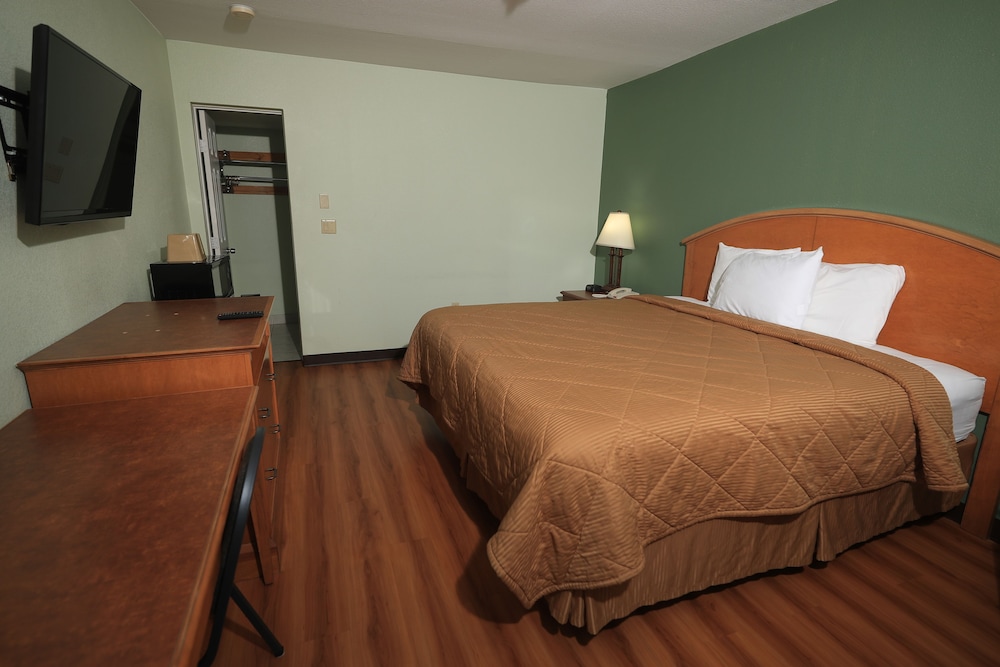 Standard Room, 1 King Bed, Non Smoking photo 3