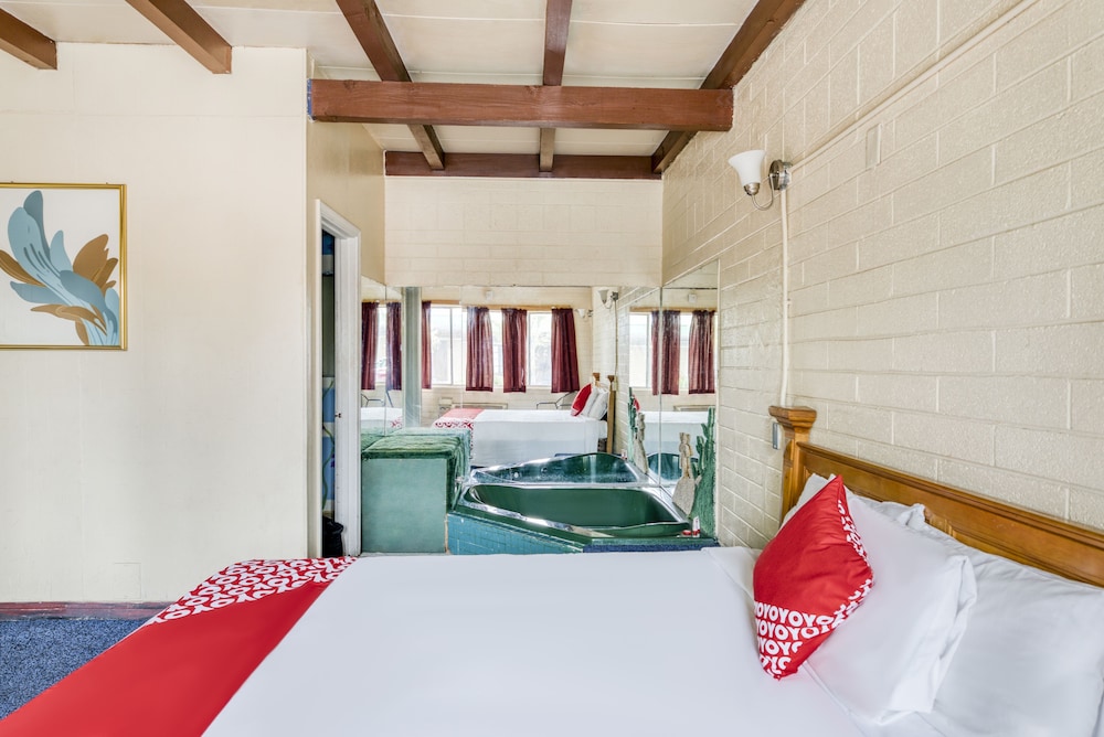 Premium Room, 1 King Bed, Smoking - Photo 5