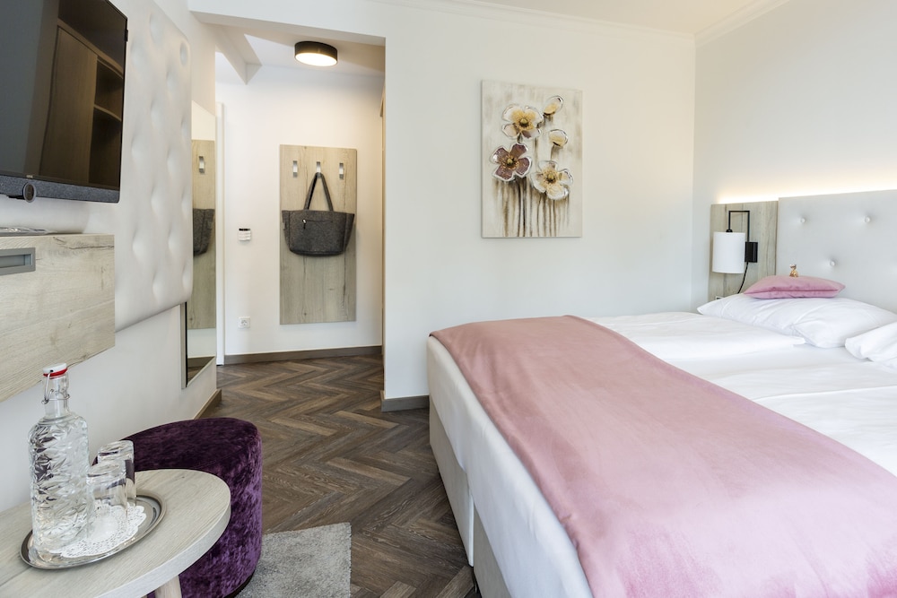 Deluxe Double Room, Balcony (4) - Photo 1