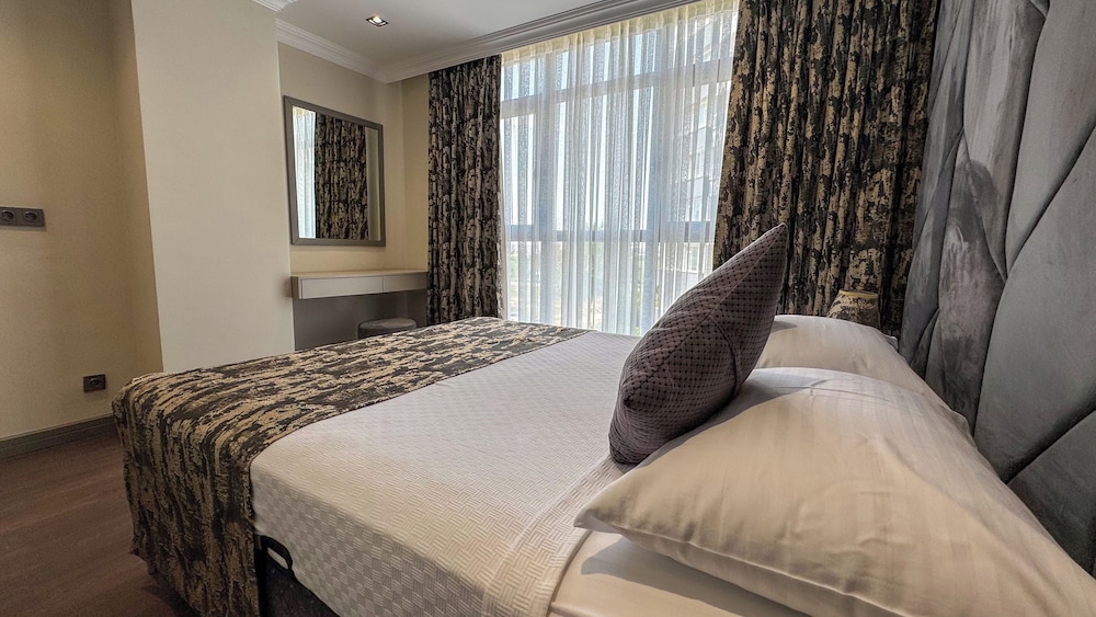 Luxury Suite, Balcony, City View thumbnail 6