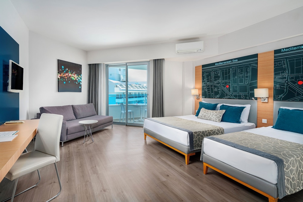 Superior Room, Pool View
