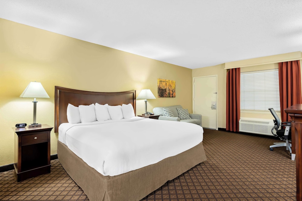 Standard Room, 1 King Bed, Accessible, Bathtub - Photo 3