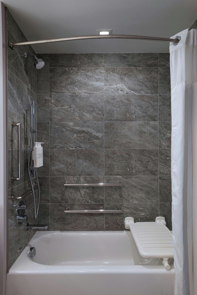 Deluxe Room, 2 Queen Beds (Mobility Accessible, Tub)