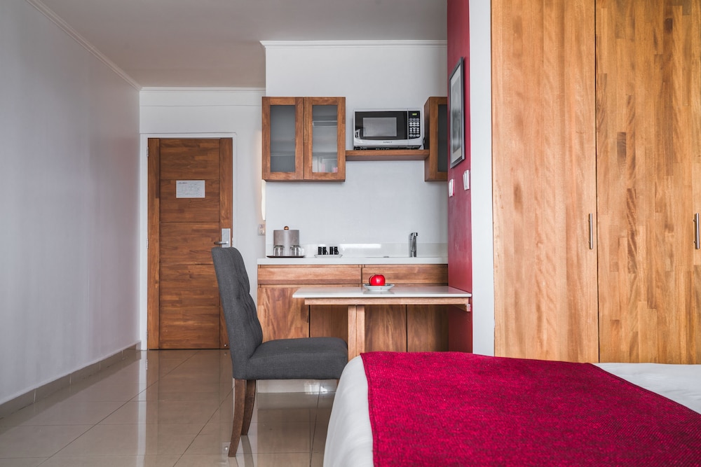 Signature Suite, 1 King Bed, Kitchenette, City View photo 3