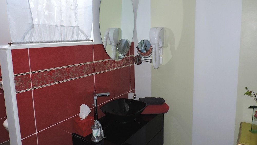 Basic Double Room, 1 Queen Bed, Non Smoking (Baldaquin) photo 2