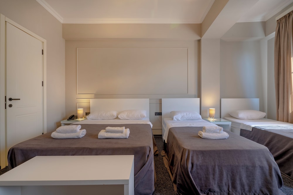 Quadruple Room with City View photo 2