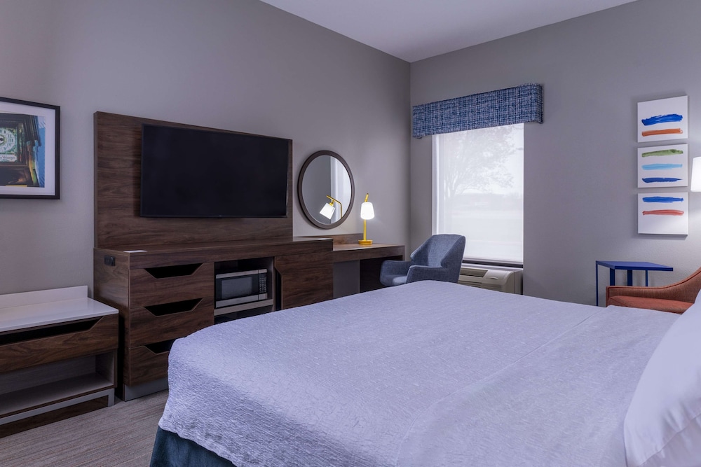 One King Bed, Non-Smoking, Accessible - Photo 2