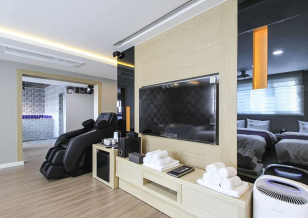 Royal Studio Suite photo 2