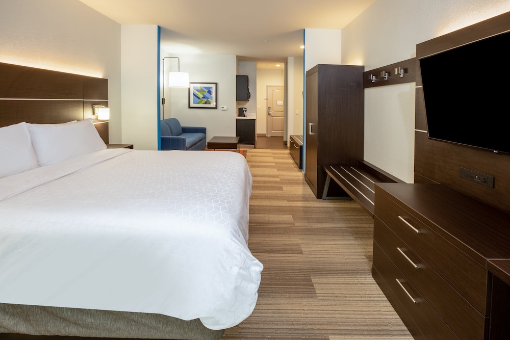 Suite, 1 King Bed - Photo 3