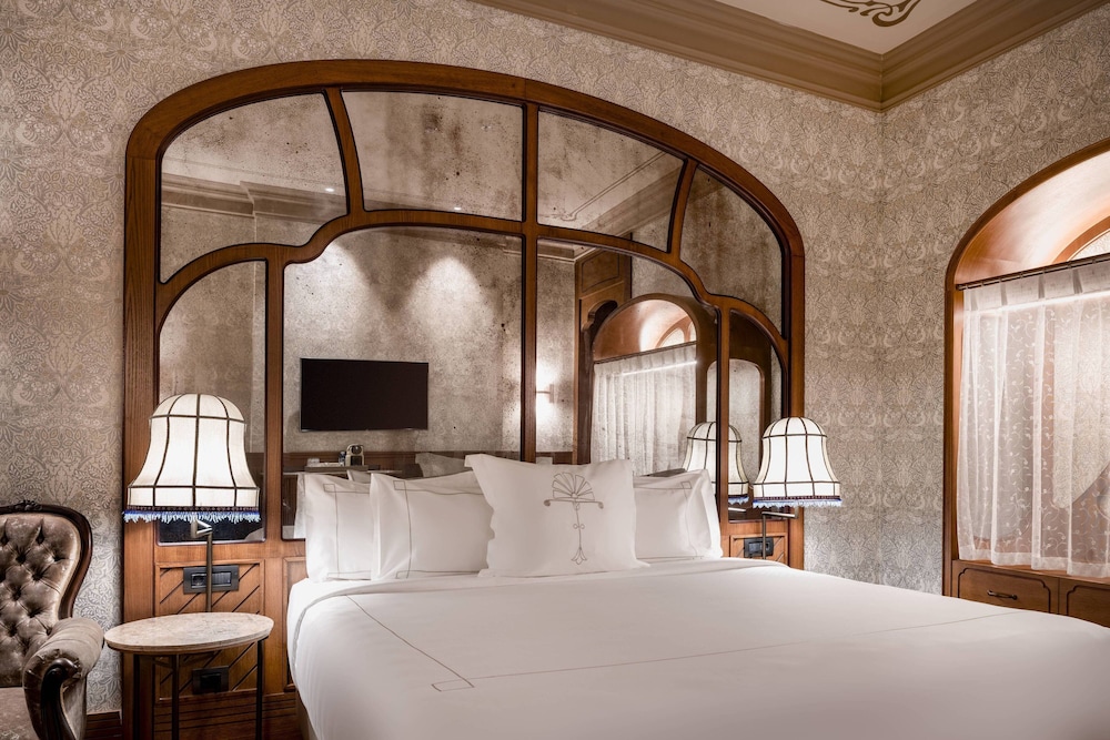 Deluxe Room, 1 Queen Bed, City View