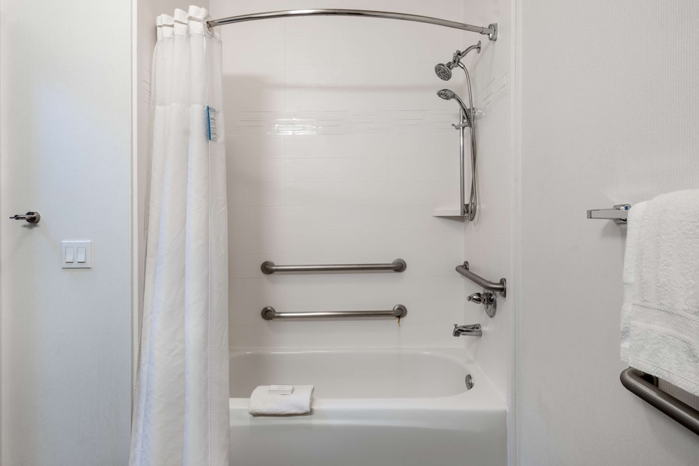 Room, 2 Queen Beds, Accessible, Bathtub - Photo 4
