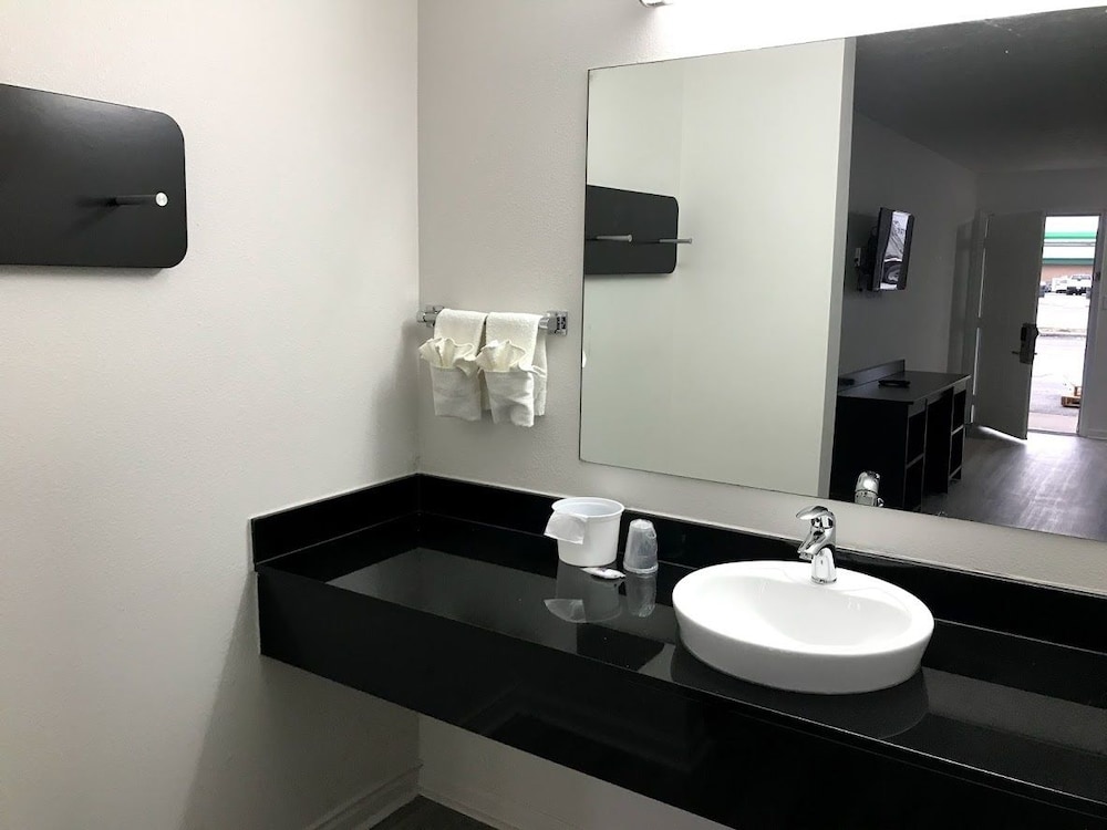 Standard Suite, 1 King Bed, Accessible, Non Smoking photo 2