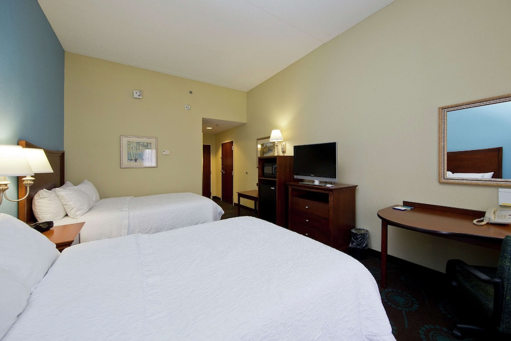 Room, 2 Queen Beds, Non Smoking (Drinks & Snacks) - Photo 1