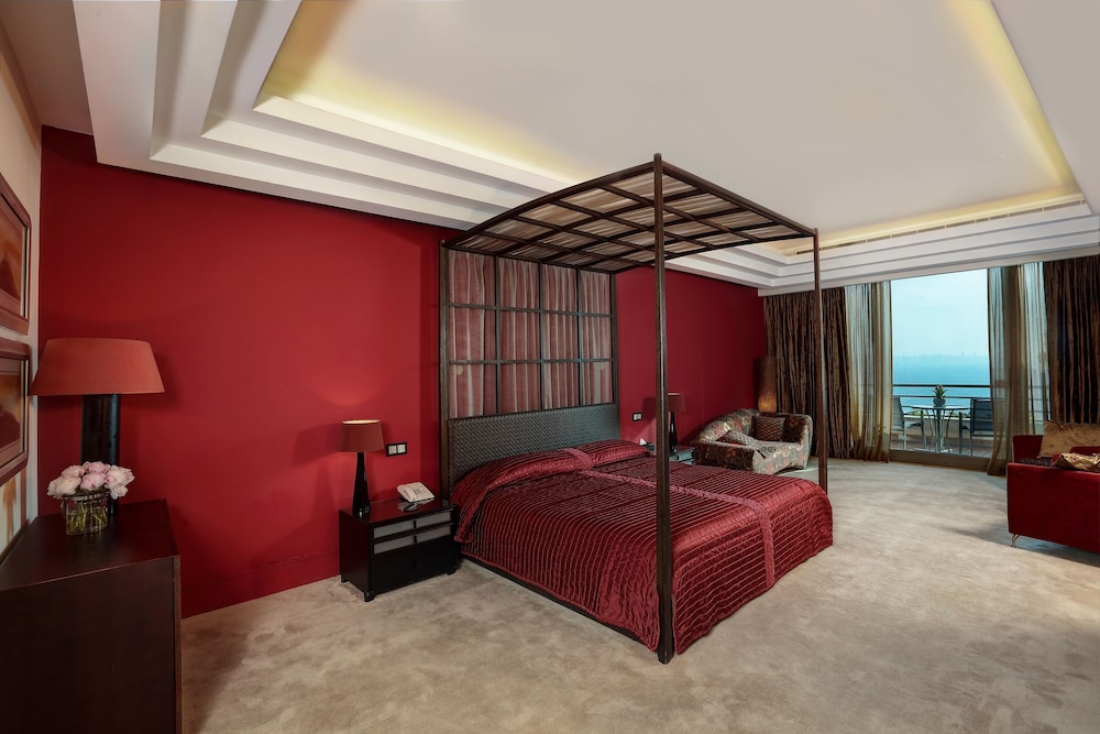 Royal Suite, 1 King Bed - Photo 1