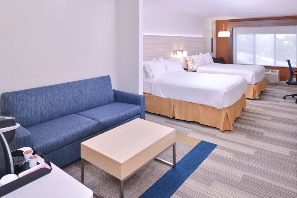 Suite, 2 Queen Beds - Photo 8