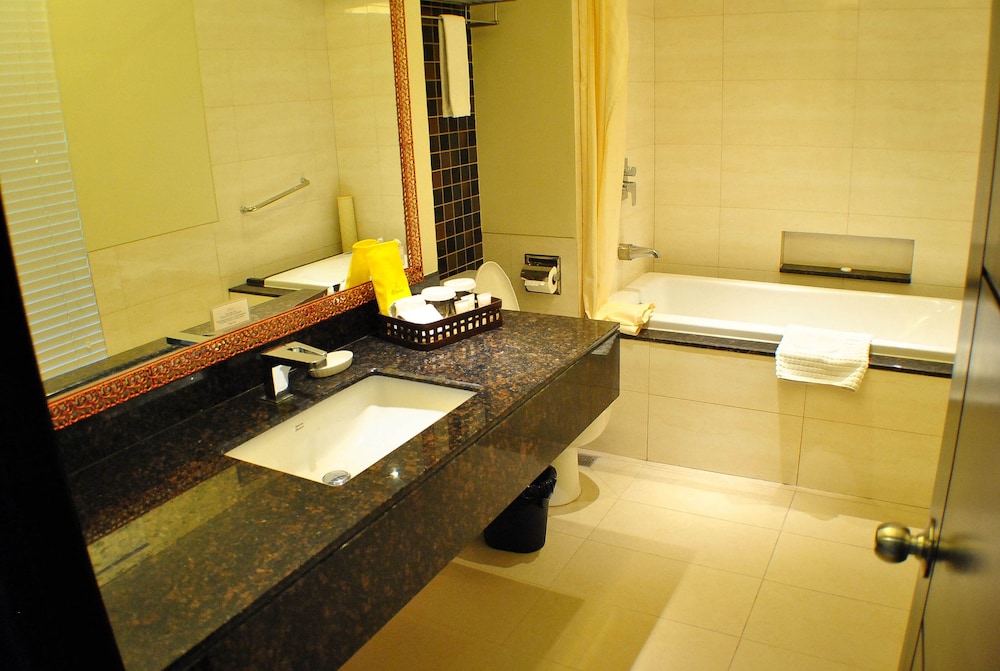 Executive Suite - Photo 10
