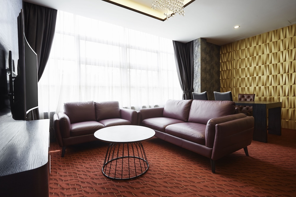 Business Suite - Photo 3