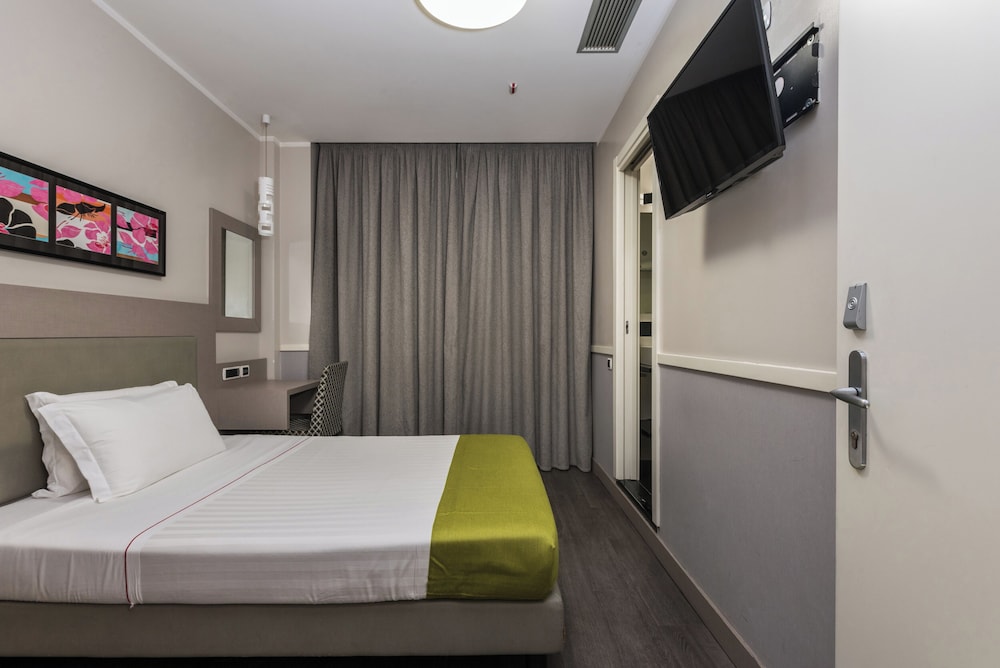 Standard Double Room Single Use photo 2