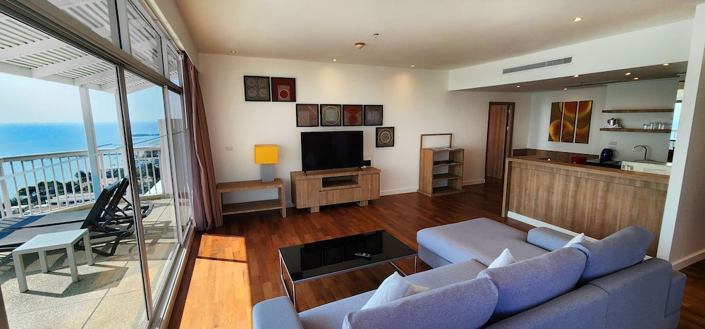 Penthouse, 2 Bedrooms - Photo 2