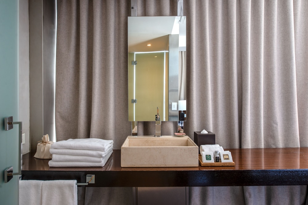 Deluxe Twin Room thumbnail 5