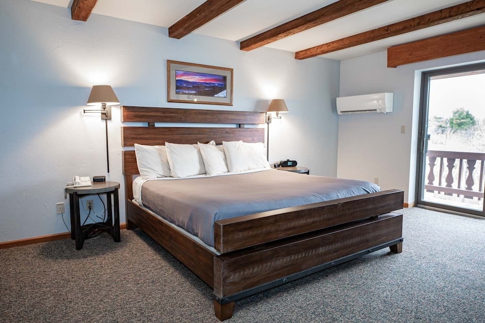 Superior Room, 1 King Bed, Mountain View photo 2