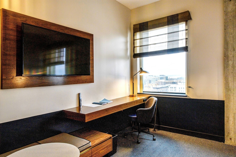 Junior Suite, 1 King Bed (Mobility Accessible, Roll-In Shower) photo 1