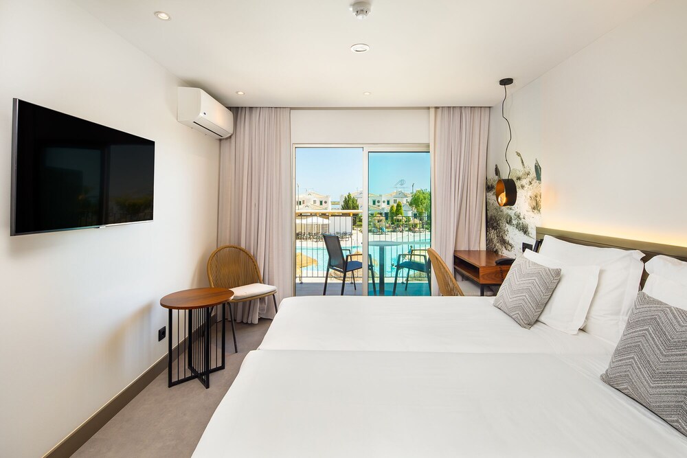 Standard Double Room, Pool View - Photo 7