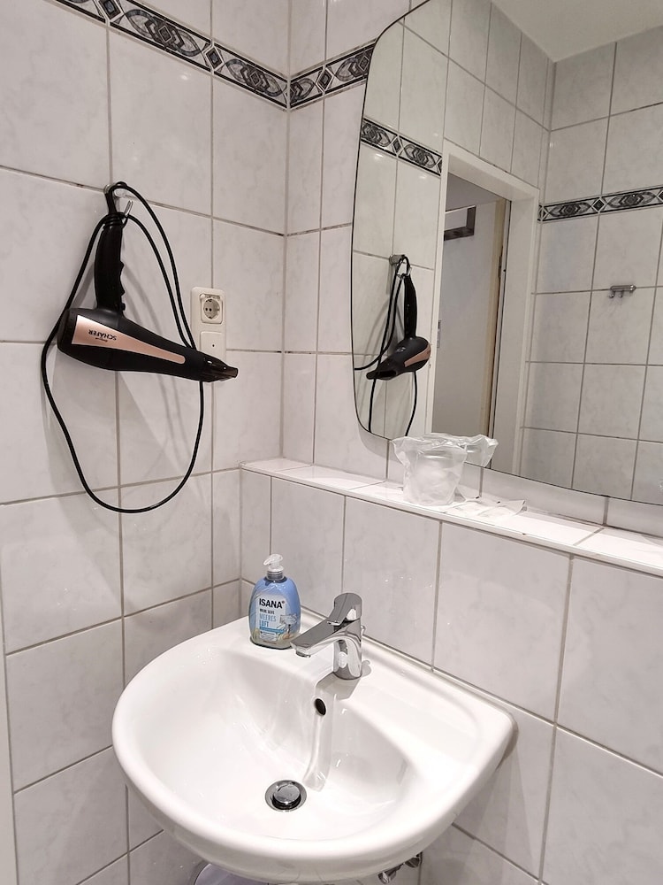 Twin Room - Photo 17